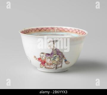 Klokvormige kop en schotel conoció a een Chinese dame, jongen en konijn Klokvormige kop van porselein, beschilderd op het glazuur en blauw, rood, roze, groen, geel, paars, zwart en goud. Op de wand een Chinese dame op een stoel met naast haar een jongen met voor hem een konijn; ze zijn omringd door geluksvoorwerpen als een dravenvaas, vaas met koraal en pauwenveren, bloemenvaas, fruitmand, Wie: Rookbrider en een vaas met batirand et de serveen brollen Band; Een pioentak op de bodem. Kop es gebroken geeweest. Famille rosa. Fabricante : pottenbakker: AnoniemPlaats manufacturtu