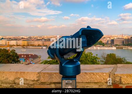 Telescopio turístico en el castillo de Buda en Budapest Foto de stock