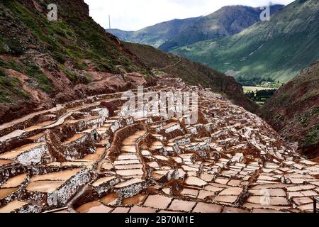 Los estanques de evaporación de sal en el pueblo de Maras en Cacerolas de evaporación de sal en Maras Perú Fotografía de