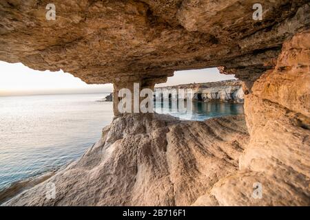 Cuevas marinas en el parque nacional de Cape Greko cerca de Ayia Napa y Protaras en la isla de Chipre