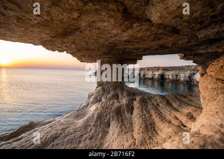 Cuevas marinas en el parque nacional de Cape Greko cerca de Ayia Napa y Protaras en la isla de Chipre