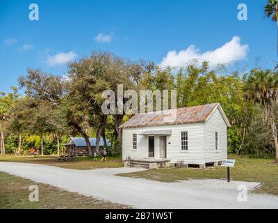 Edificios históricos restaurados y registrados a nivel nacional en el asentamiento de Koreshan en el Parque Estatal de Koreshan en Estero Florida Foto de stock