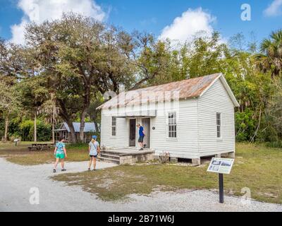 Edificios históricos restaurados y registrados a nivel nacional en el asentamiento de Koreshan en el Parque Estatal de Koreshan en Estero Florida Foto de stock