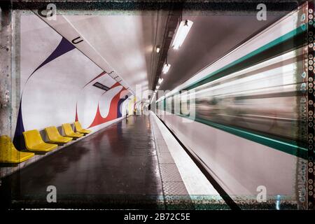 Un tren en movimiento partiendo de una plataforma vacía en la estación de metro Assemblee-Nationale, París, Francia, Europa, color Foto de stock