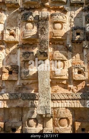 Máscaras de dios de lluvia Chac en el Palacio de los Mascarones, ruinas mayas, sitio arqueológico de Kabah, Ruta Puuc, estado de Yucatán, México Foto de stock