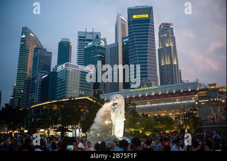 Los Rascacielos El Merlion Raffles Place Singapore Fotografia De Stock Alamy