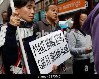 Un manifestante sostiene una pancarta que dice: "Haga Hong Kong Gran Bretaña Otra Vez" marcha el 1 de enero de 2018 en Hong Kong. Manifestantes enojados marchan en Hong Kong contra la decisión de que una estación ferroviaria estará atendida por agentes de inmigración y policía chinos después de que las autoridades chinas dictaminaran que parte de una estación ferroviaria de la ciudad estaría bajo la ley continental.