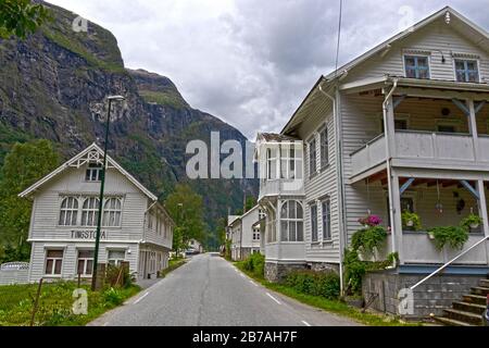 Vista de Gudvangen-un pueblo en el condado de Vestland, Noruega. Es un popular destino turístico situado al final de la Nærøyfjord Foto de stock