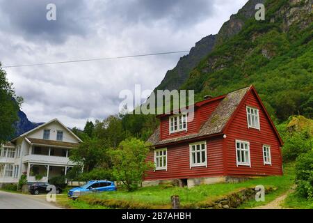 Vista de Gudvangen-un pueblo en el condado de Vestland, Noruega. Es un popular destino turístico situado al final de la Nærøyfjord Foto de stock