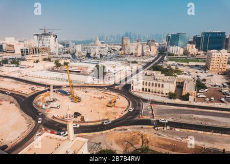 Vista aérea de una nueva rotonda en construcción en Doha, Qatar Foto de stock