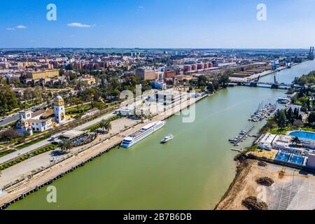 Sevilla. Hermosa panorámica aérea. Centro y sus puntos de referencia, España, Sevilla
