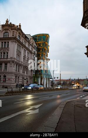 Praga república checa febrero 10 2018: vistas de la calle de praga, casa de baile franz kafka Foto de stock