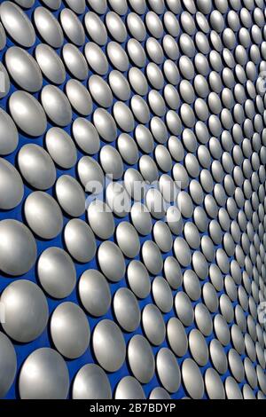 La fachada abstracta del centro comercial de la plaza de toros de Birmingham con cielo azul Foto de stock