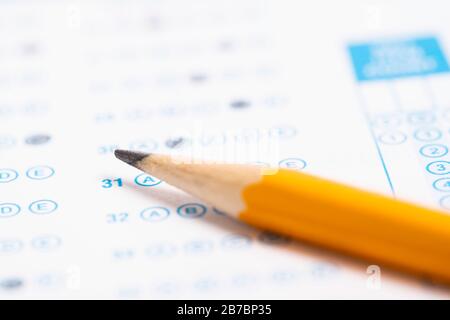 Un lápiz amarillo en un calculador lee el test Foto de stock