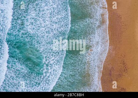 Algarve, Portugal. Olas, rocas, playa. Antecedentes. Antena desde arriba Foto de stock