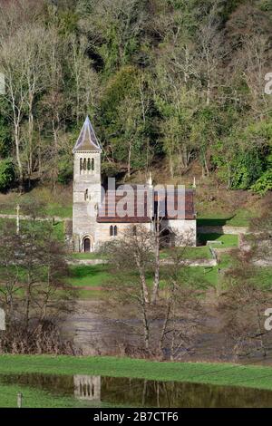 Iglesia de Santa Margarita, Welsh Bicknor A orillas del río Wye inundado. Construido En 1858 Foto de stock