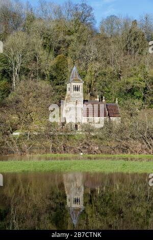 Iglesia de Santa Margarita, Welsh Bicknor A orillas del río Wye inundado. Construido En 1858 Foto de stock