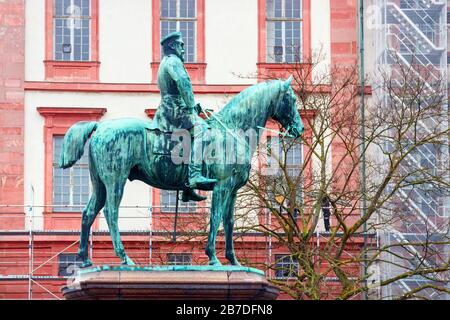 Estatua del jinete de bronce que representa el Luis IV, Gran Duque de Hesse con el palacio residencial en el fondo. Darmstadt, Alemania.