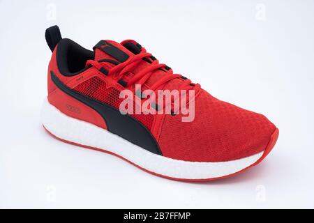 Zapatillas de running Puma de color rojo brillante aisladas sobre