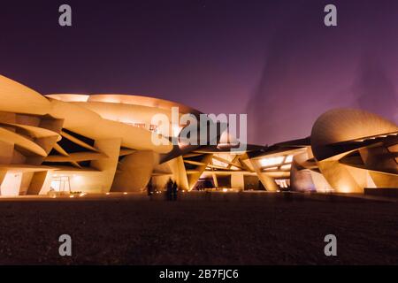 Foto nocturna del Museo Nacional de Qatar, con su llamativo diseño en disco, en Doha, Qatar