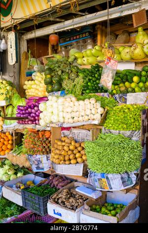 Sur de Asia Sri Lanka Kandy Sinhala Provincia Central Antigua capital alimentación Municipal mercado Central de verduras frescas tropicales escamas pepinos frijoles Foto de stock