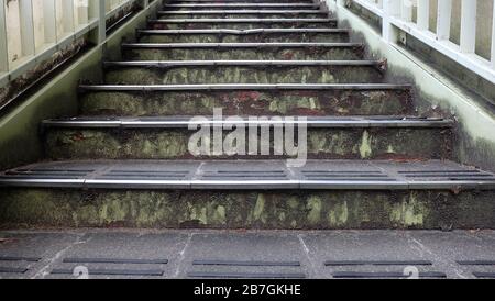 Cierre de baldosas de cerámica que cubren las escaleras del porche con  bandas antideslizantes de goma en ella Fotografía de stock - Alamy