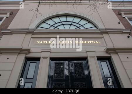 Entrada al edificio Natura Artis Magistra en Amsterdam países Bajos 2020 Foto de stock