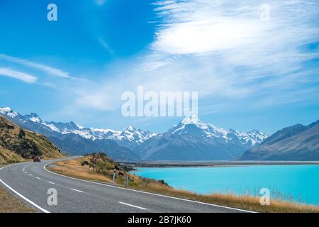 Carretera y Lago Pukaki mirando hacia el Parque Nacional Mount Cook , Isla Sur, Nueva Zelanda