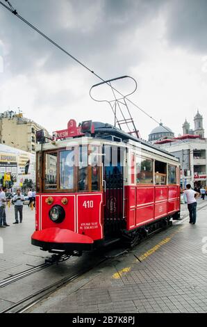 Estambul, Turquía - 5 de octubre de 2015: Tranvía histórico en la plaza Taksim Foto de stock