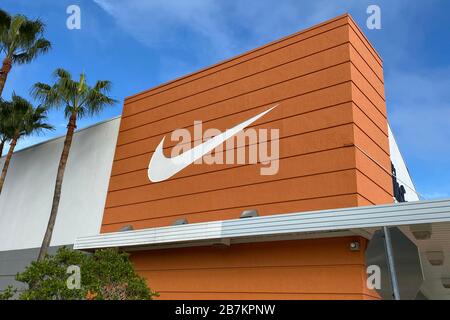 Kissimmee, Estados Unidos. 24 de enero de 2020. Vista general del logotipo  de swoosh en la tienda Nike Factory Store, viernes 24 de enero de 2020, en  Kissimmee, Florida. A partir del