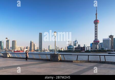 Torre de la Perla Oriental en Pudong y edificios a lo largo del río Huangpu, Shanghai, China Foto de stock