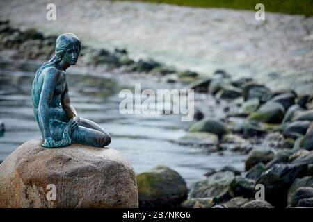 Copenhague, la capital de Dinamarca, estatua de bronce de la Sirenita en el paseo marítimo de Langelini por el diseñador Edvard Eriksen