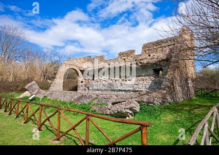 Ruinas de Cisterna Fienile, Caffarella Valley, el Parque Regional de la Appia Antica, Roma, Lazio, Italia Foto de stock
