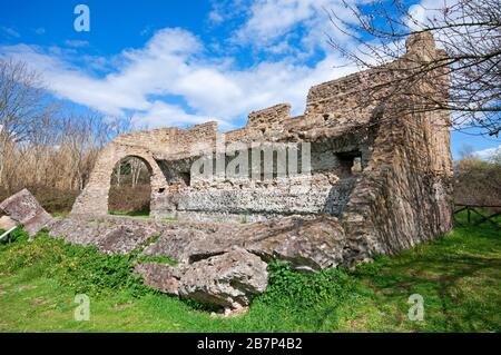 Ruinas de Cisterna Fienile, Caffarella Valley, el Parque Regional de la Appia Antica, Roma, Lazio, Italia Foto de stock