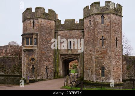 La piedra de piedra, la entrada principal fortificada y la puerta de la casa del Palacio de los Obispos, en Wells Somerset; Inglaterra, Reino Unido Foto de stock