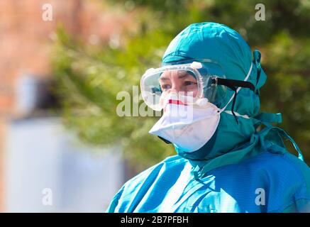 POLTAVA, UCRANIA - Doctor en traje de protección especial desinfecta el autobús coronavirus
