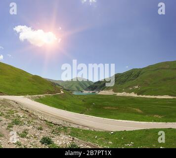 El camino al lago Kezenoi am en el distrito de Botlij de la República de Daguestán. Día soleado a principios de verano Foto de stock