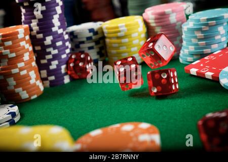 Rodando los dados en una mesa de juego en un casino. Foto de stock