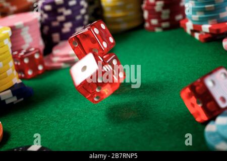Rodando los dados en una mesa de juego en un casino. Foto de stock