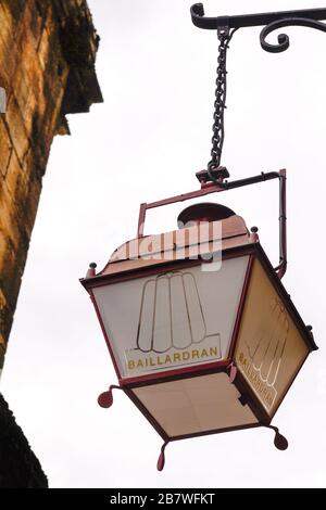 Burdeos , Aquitania / Francia - 10 17 2019 : la empresa Baillarran lámpara de la tienda tradicional Canelé de Burdeos de la tienda de comestibles Foto de stock