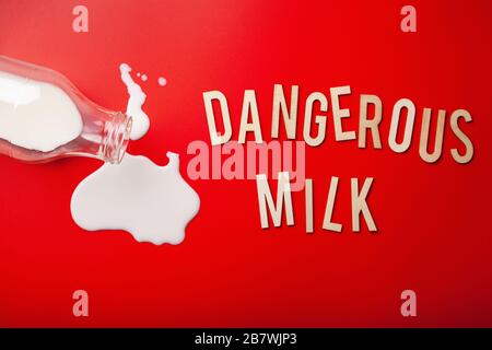 leche peligrosa palabras letras intolerancia a la lactosa alergia. salpicaduras de leche. evite los productos lácteos peligrosos Foto de stock