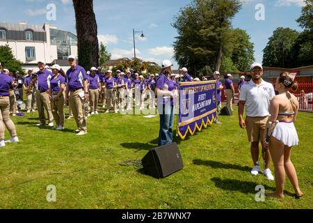 Miembros de la Husky Marching Band de la Universidad de Washington, Seattle, EE.UU. Actuando para las celebraciones del 4th de julio en Killarney, Irlanda Foto de stock