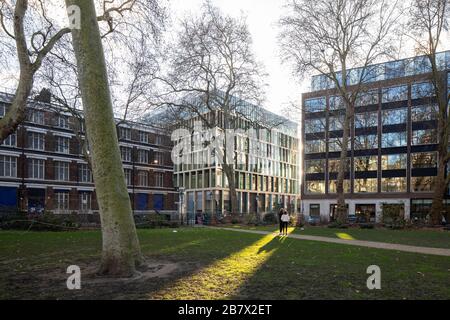 Vista desde el parque de la oficina. Farringdon East Offices, Barbican, Reino Unido. Arquitecto: Arquitectura PLP, 2020. Foto de stock