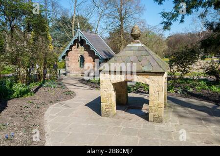 El pozo restaurado de Magnesia y la vieja sala de bombas en los jardines del valle, Harrogate, Yorkshire del Norte Foto de stock
