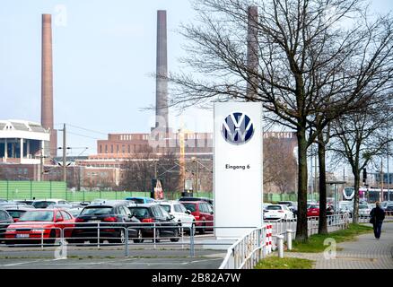 19 de marzo de 2020, Baja Sajonia, Wolfsburg: El logotipo de Volkswagen AG está situado en la entrada de un estacionamiento de empleados frente a la planta. El creciente riesgo de infección y las drásticos consecuencias económicas de la crisis de la corona obligarán a Volkswagen a cerrar sus plantas en Alemania a partir del jueves por la tarde (19 de marzo de 2020). Foto: Hauke-Christian Dittrich/dpa