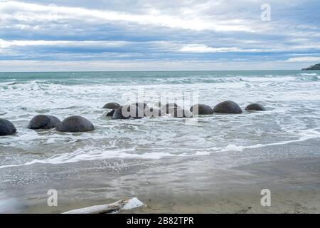Vista de rocas en la playa en Moeraki, Boulders Beach, South Island, Nueva Zelanda Foto de stock