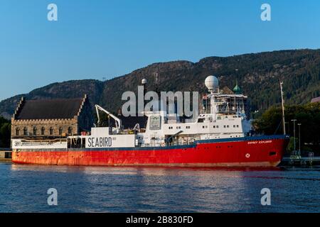 Estudio de investigación y buque sísmico Osprey Explorer en el muelle Festningskaien, en el puerto de Bergen, Noruega. El buque se desfisionó más tarde. Foto de stock