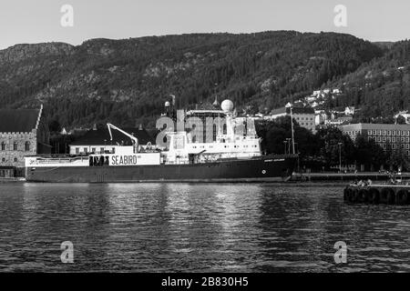 Estudio de investigación y buque sísmico Osprey Explorer en el muelle Festningskaien, en el puerto de Bergen, Noruega. El buque se desfisionó más tarde. Foto de stock