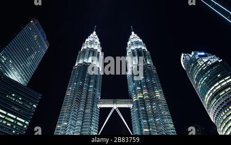 Kuala Lumpur, Malasia - 28 de noviembre de 2019: Torres Petronas, horizonte nocturno del parque KLCC