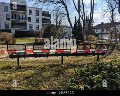 Munich, Baviera, Alemania. 20 de marzo de 2020. Los patios de recreo en Munich, Alemania son los últimos lugares de reunión a ser blanco con cierres por la policía, las administraciones, y los encargados de la tierra y los dueños de la propiedad con el fin de frenar la propagación de Covid-19 (SARS COV 2) crédito: Sachelle Babbar/ZUMA Wire/Alamy Live News